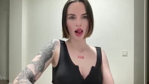 Snapshot of 1dove chatting on October 2025 09:19:02 PM DOVE online show from October 2025 09:19:02 PM