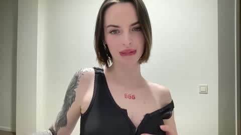 Snapshot of 1dove chatting on November 2025 09:59:01 PM DOVE online show from November 2025 09:59:01 PM