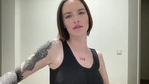 Snapshot of 1dove chatting on November 2025 05:00:01 PM DOVE online show from November 2025 05:00:01 PM