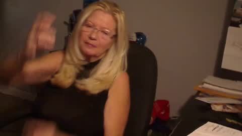 Snapshot of 1xtrahornyone chatting on December 2024 02:01:02 AM Susan online show from December 2024 02:01:02 AM