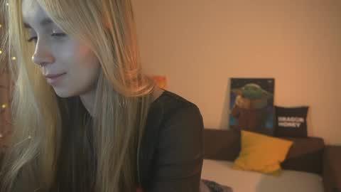 Snapshot of 2girls_1dream chatting on December 2024 04:30:01 PM Elley online show from December 2024 04:30:01 PM