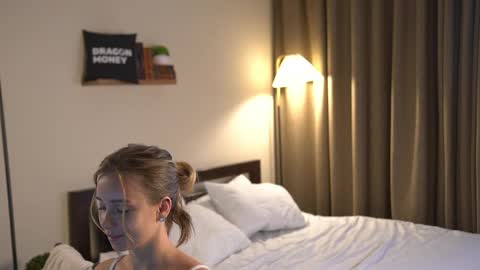 Snapshot of 2girls_1dream chatting on September 2025 07:43:01 AM Elley online show from September 2025 07:43:01 AM