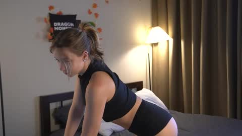 Snapshot of 2girls_1dream chatting on October 2025 07:50:01 AM Elley online show from October 2025 07:50:01 AM