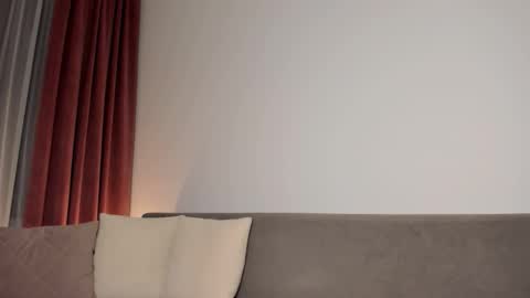 Anna online show from November 2025 07:35:01 PM