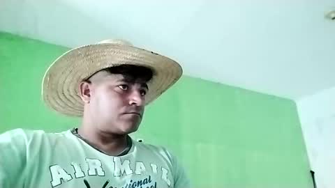 Snapshot of 9vinhocamshow chatting on February 2025 04:40:02 PM 9vinhocamshow online show from February 2025 04:40:02 PM