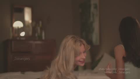 Snapshot of _2strangers chatting on March 2025 02:17:02 AM Olivia dark hair Zoe light hair online show from March 2025 02:17:02 AM