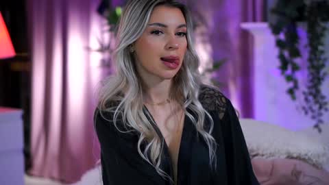 Snapshot of _arielle chatting on December 2024 03:00:02 PM Arielle online show from December 2024 03:00:02 PM