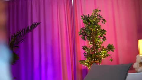 Snapshot of _arielle chatting on February 2025 12:54:02 PM Arielle online show from February 2025 12:54:02 PM