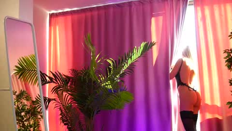 Snapshot of _arielle chatting on February 2025 01:51:01 PM Arielle online show from February 2025 01:51:01 PM