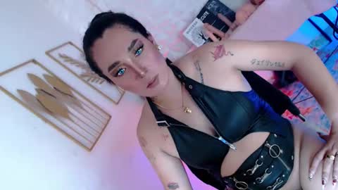 Caroline online show from December 2025 07:39:02 AM