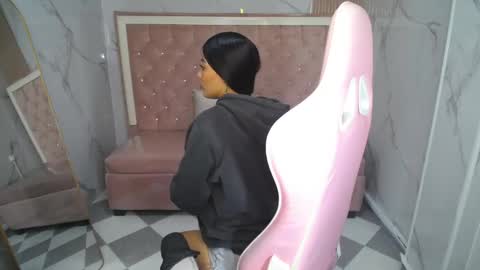 _charlottee_b online show from March 2026 01:11:02 PM