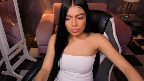 _charlottee_b online show from April 2026 07:55:01 PM
