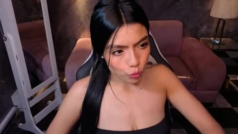 _charlottee_b online show from April 2026 07:59:02 PM
