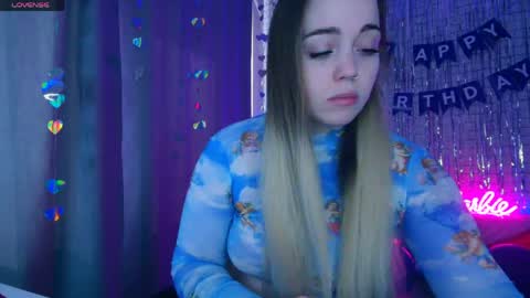 Snapshot of _crazybee_ chatting on April 2026 05:05:01 AM Nica online show from April 2026 05:05:01 AM