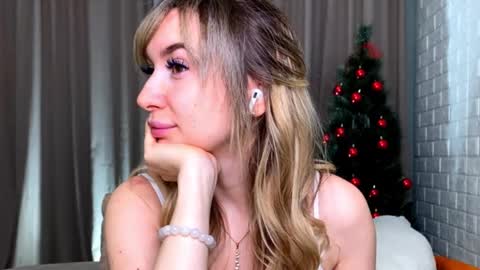 _crystal_moon_1 online show from December 2025 09:22:02 PM