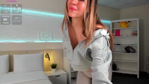 Snapshot of _emiliaa_ chatting on February 2025 03:21:02 AM Milana online show from February 2025 03:21:02 AM