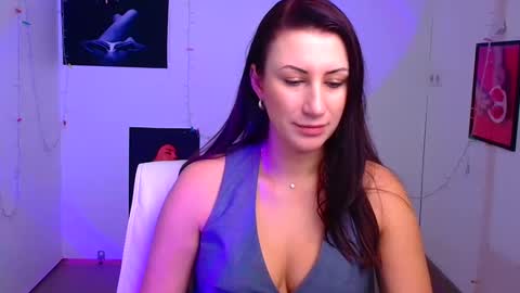 Snapshot of _emma_lay chatting on December 2024 12:49:01 PM Emma online show from December 2024 12:49:01 PM