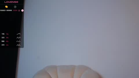 Snapshot of _esmeraldiyaa_ chatting on February 2025 10:10:01 PM _esmeraldiyaa_ online show from February 2025 10:10:01 PM