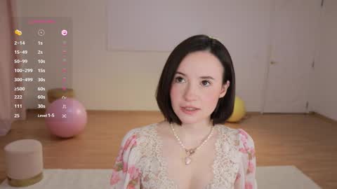 Essie  online show from September 2025 03:25:01 PM