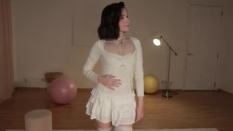 Essie  online show from October 2025 02:27:01 PM