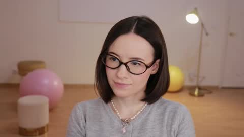 Essie  online show from October 2025 03:56:02 PM