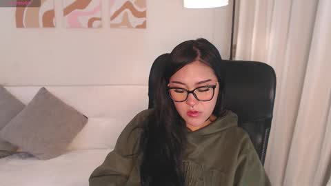 Snapshot of _heybee chatting on February 2026 09:33:02 PM Bee. online show from February 2026 09:33:02 PM