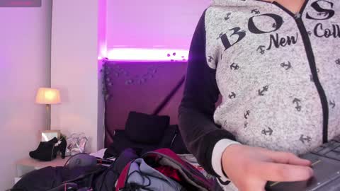 Snapshot of _isabella_2 chatting on December 2024 01:58:01 PM Isa online show from December 2024 01:58:01 PM