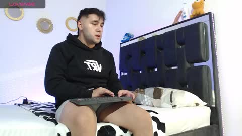 Snapshot of _jhossua_and_valerio_ chatting on February 2026 10:57:02 PM JHOSSUA VALERIO online show from February 2026 10:57:02 PM