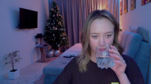 Snapshot of _lalune_ chatting on December 2024 12:02:01 AM _lalune_ online show from December 2024 12:02:01 AM