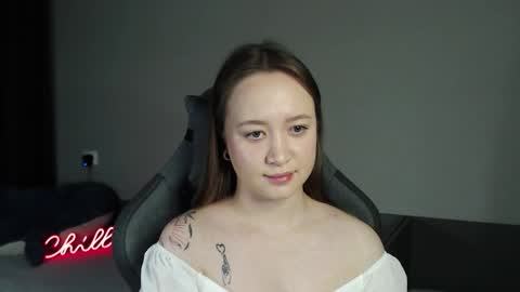 _lalune_ online show from December 2025 04:06:01 AM