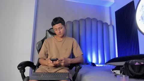 _leohot_ online show from November 2025 04:01:02 AM