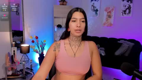 Snapshot of _louane_bour chatting on February 2025 11:10:02 AM Laura Independent Model online show from February 2025 11:10:02 AM