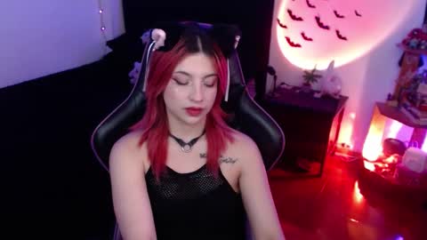 Queen.  Help me reach 100 thumbs up  online show from February 2025 10:00:02 PM