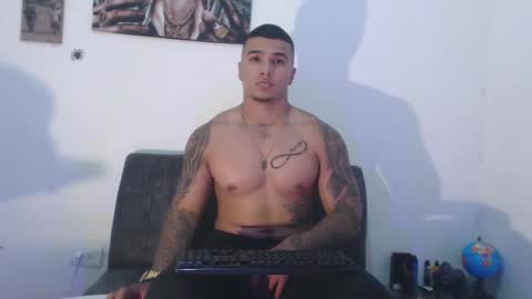 Snapshot of _luxury_23 chatting on February 2025 04:25:01 AM STIVEN online show from February 2025 04:25:01 AM