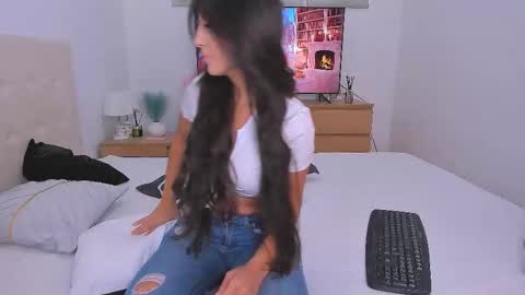 Lynna online show from September 2025 08:34:02 PM