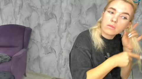 Snapshot of _miss_strawberry_ chatting on September 2025 07:23:01 AM Sofia birthday october 29 online show from September 2025 07:23:01 AM