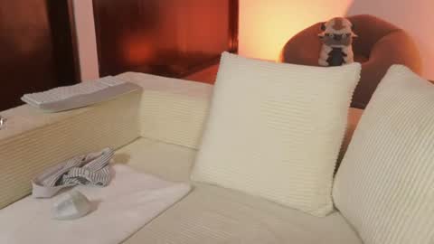 Snapshot of _niah chatting on June 2026 05:12:01 AM NiniHelp me by giving my show a thumbs up online show from June 2026 05:12:01 AM