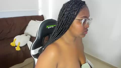 Snapshot of _sarah_banks chatting on February 2025 02:32:01 PM Ms. JONES online show from February 2025 02:32:01 PM