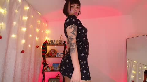 Snapshot of _sensualkitten_ chatting on December 2024 09:03:01 AM Laura online show from December 2024 09:03:01 AM