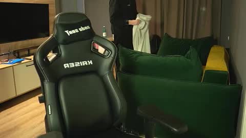 OLIVERpvt is open online show from December 2025 11:59:02 AM