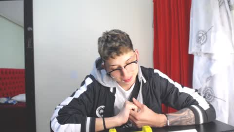 Snapshot of _thomas_hot_ chatting on January 2025 07:03:01 PM Thomas online show from January 2025 07:03:01 PM