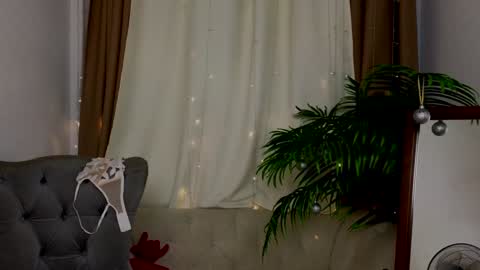 Snapshot of _violet_mills_ chatting on January 2025 11:26:01 PM Violet online show from January 2025 11:26:01 PM