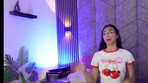 Snapshot of _viollettenoir_ chatting on April 2026 08:20:02 PM online show from April 2026 08:20:02 PM