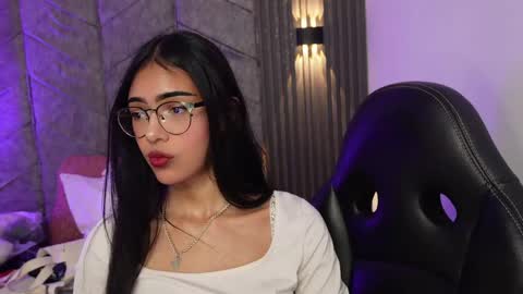 Snapshot of _viollettenoir_ chatting on April 2026 07:48:01 PM online show from April 2026 07:48:01 PM