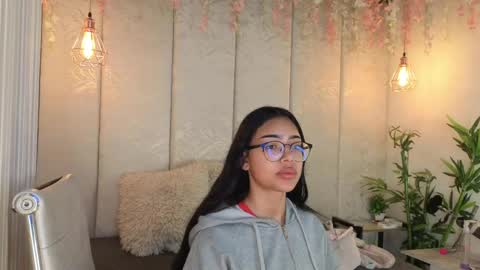 Snapshot of _viollettenoir_ chatting on April 2026 11:19:02 AM online show from April 2026 11:19:02 AM