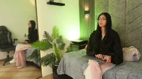 Snapshot of _viollettenoir_ chatting on April 2026 08:07:01 PM online show from April 2026 08:07:01 PM