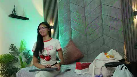 Snapshot of _viollettenoir_ chatting on May 2026 08:15:01 PM online show from May 2026 08:15:01 PM