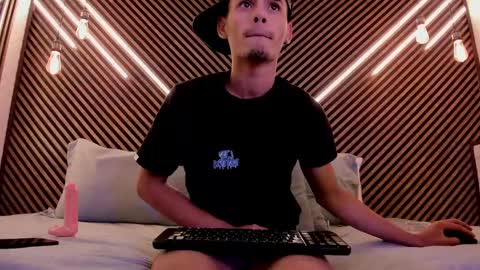 Snapshot of _white_fox_ chatting on February 2025 07:39:02 AM white fox online show from February 2025 07:39:02 AM