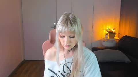 Emy online show from April 2026 07:22:01 PM