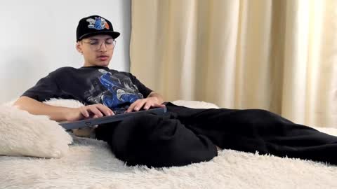 Snapshot of a_lejandro_08 chatting on December 2024 04:10:02 AM alejo online show from December 2024 04:10:02 AM